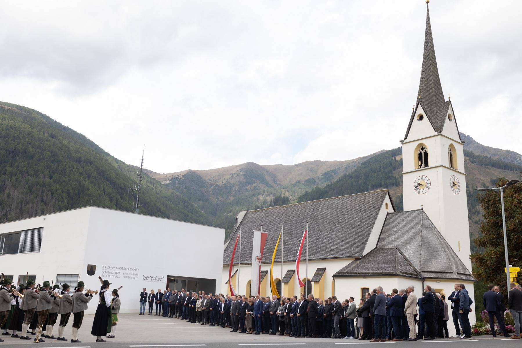 "Gro&szlig;er Bahnhof" in Kals f&uuml;r die G&auml;ste aus ganz Tirol. Foto: Gemeindeverband Tirol/Brunner images