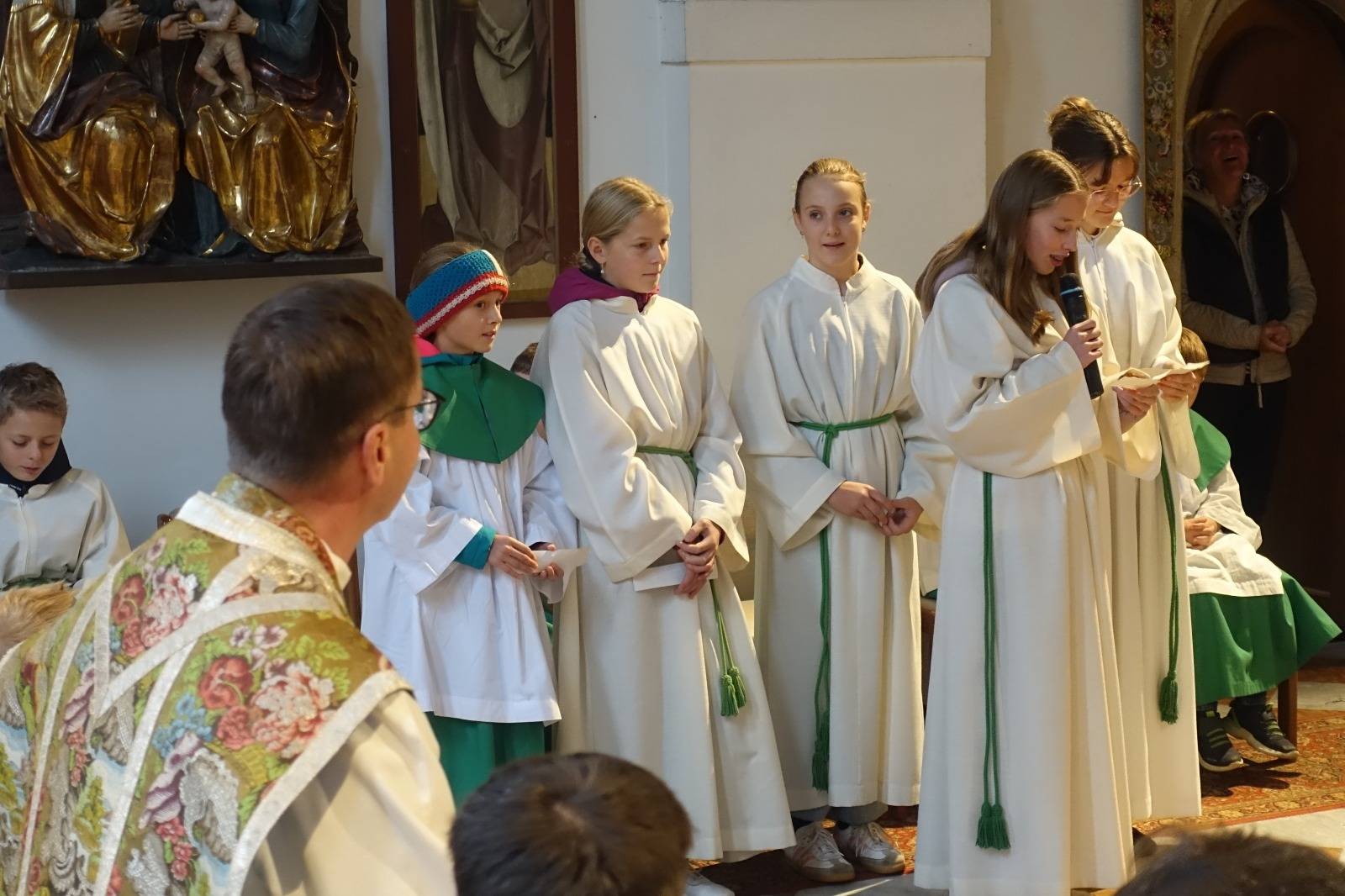 Die MinistrantInnen bedankten sich mit einem selbst geschriebenen Gedicht. Foto. Pfarre St. Andr&auml;