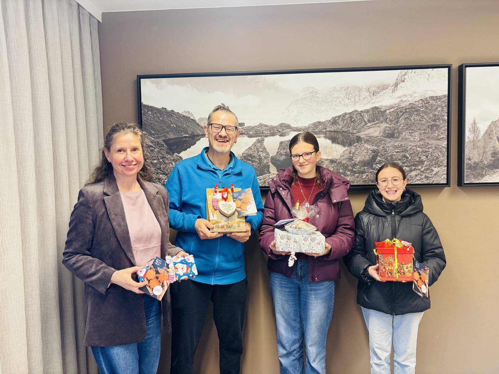 Geschenk&uuml;bergabe beim Sozialsprengel Lienz Land &ndash; von links nach rechts: Alice Senfter (Gesch&auml;ftsf&uuml;hrerin Sozialsprengel Lienz Land), Christof Tockner (stellvertrete Pflegedienstleitung), Hanna und Sophia (Sch&uuml;lerinnen des ersten Jahrganges der Fachschule f&uuml;r wirtschaftliche Berufe der Dominikanerinnen Lienz). Foto: Regionsmanagement Osttirol/FWZ