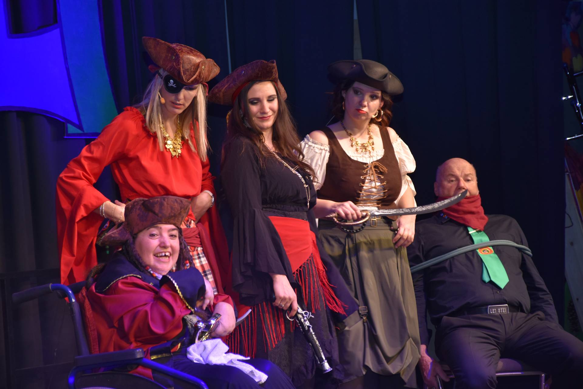 Den Kanzler ging es ganz sch&ouml;n an den Kragen, als ihn die Piratinnen Jenny Oberlojer, Sabrina Niescher, Klarissa Brandner und Lisa Linder kurzerhand kidnappten. Die letzten Worte des Kanzlers &bdquo;Lei-Stei!&ldquo;