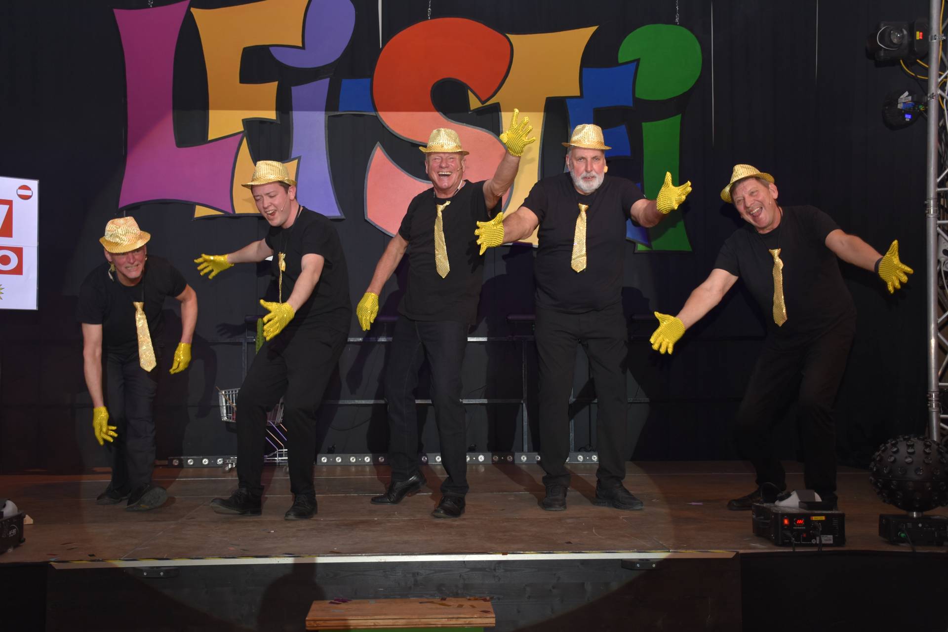 Perfekt sa&szlig;en Choreographie und Stimmen beim Quintett Fatal, das gegen die hohe Politik ordentlich austeilte: Staatskassen, der ex-Wirtschaftskammer-Chef, Bundeskanzler und das &bdquo;blaue Wunderkind&ldquo; bekamen ihr Fett ab. Sepp Sattlegger, Alois Petutschnig, Sigi Graf, Albert Mu&szlig;nig und Albert Petutschnig.