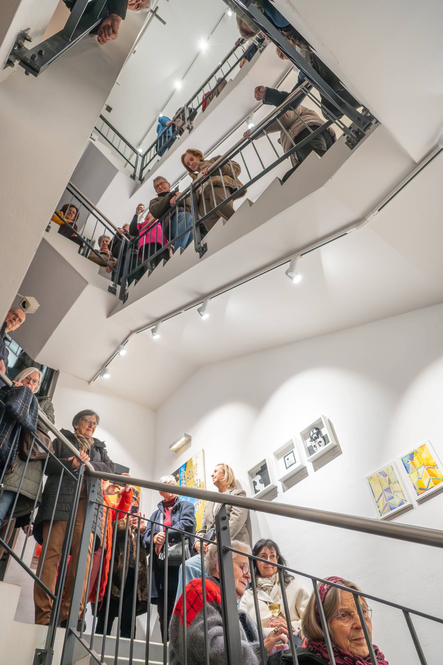 Gro&szlig;es Interesse an der Ausstellung in der &bdquo;Stiegenhaus Galerie&ldquo; in Seeboden. Fotos: Erich Auer