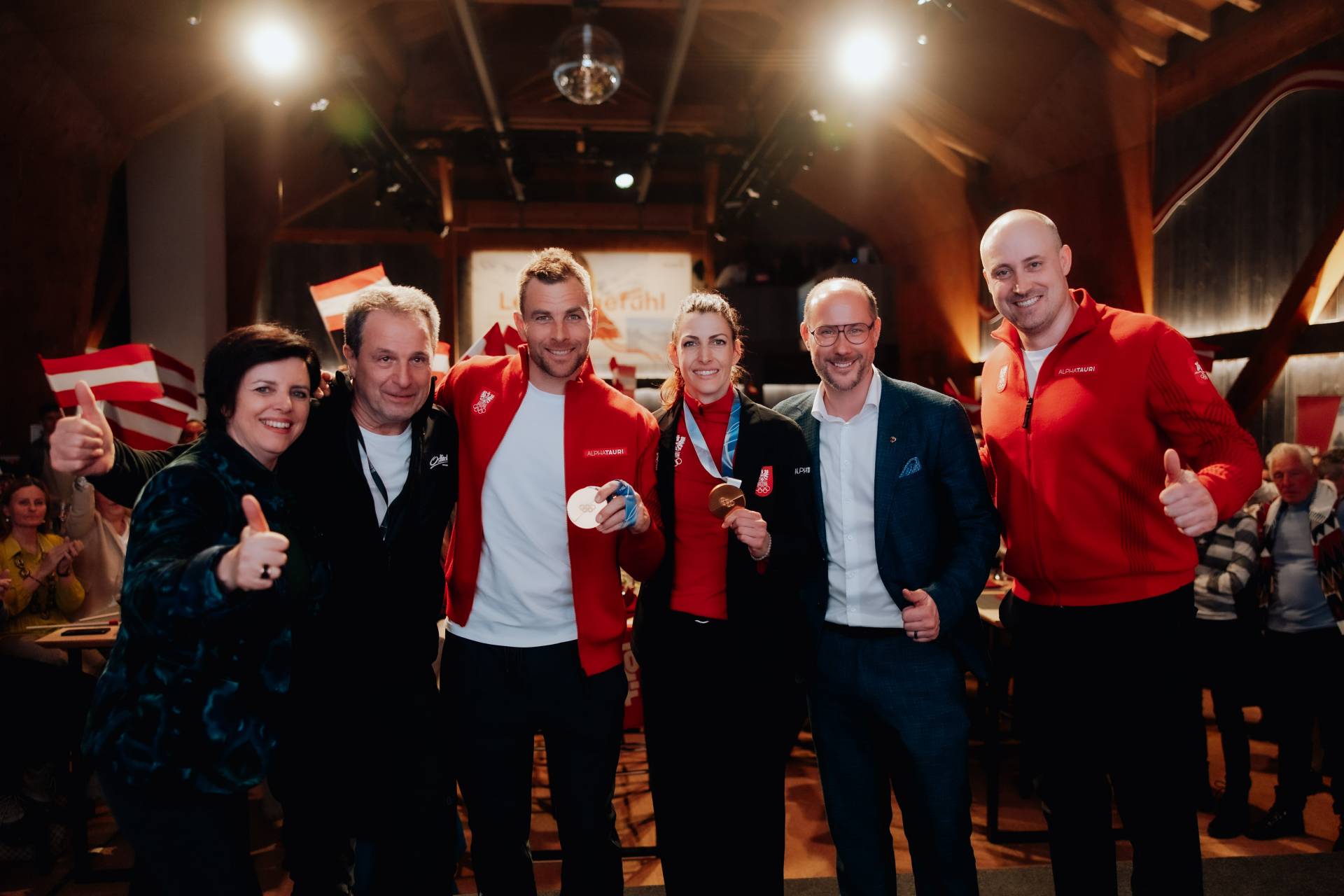 Karin Seiler (Tirol Werbung), Franz Theurl, die "Goldenen" Benny Karl und Janine Flock, Landesrat Mario Gerber, und &Ouml;OC-Pr&auml;sident Horst Nussbaumer Foto: OEC / Michael Meindl