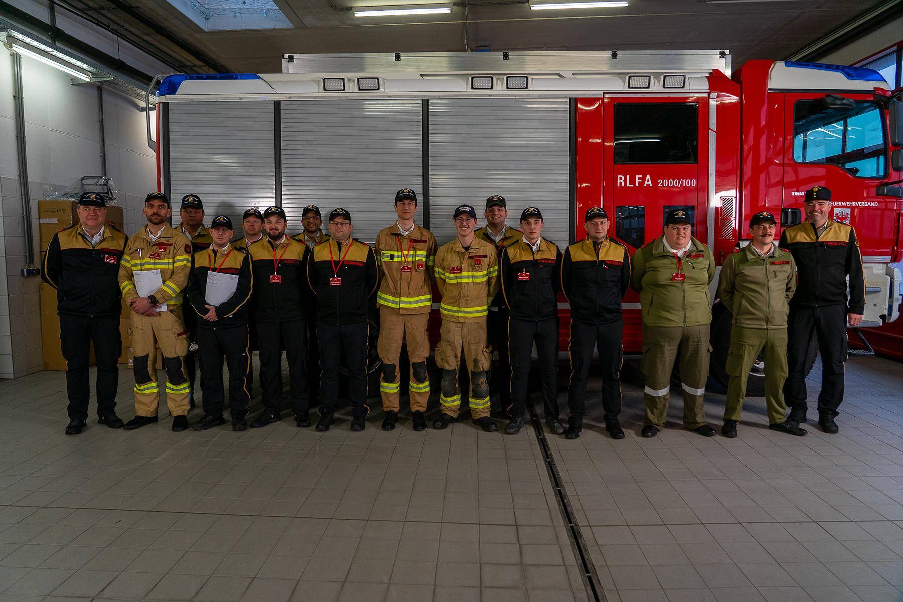 Auch die 11 Feuerwehrmitglieder mit dem Funkleistungsabzeichen in Silber freuen sich hier zusammen mit den Funktion&auml;ren &uuml;ber ihren Erfolg.