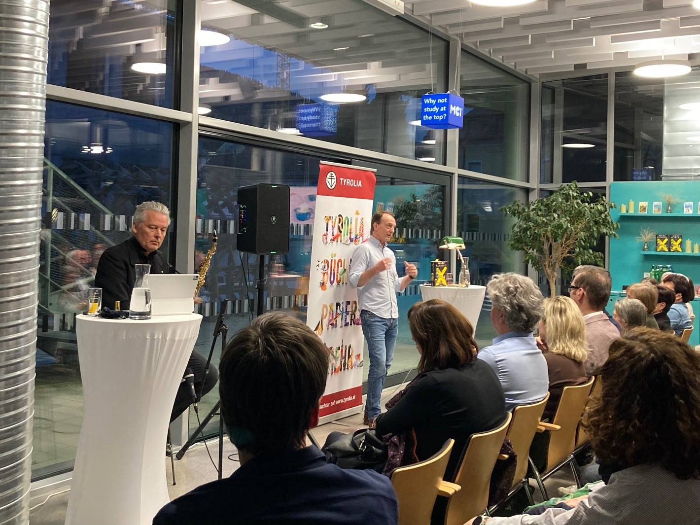 Die Lesung von Marc Elsberg im MCI Campus Lienz war bis auf den letzten Platz ausgebucht. F&uuml;r die musikalische Umrahmung hat Primar Josef Gro&szlig;mann am Saxofon gesorgt. Foto: Stangl