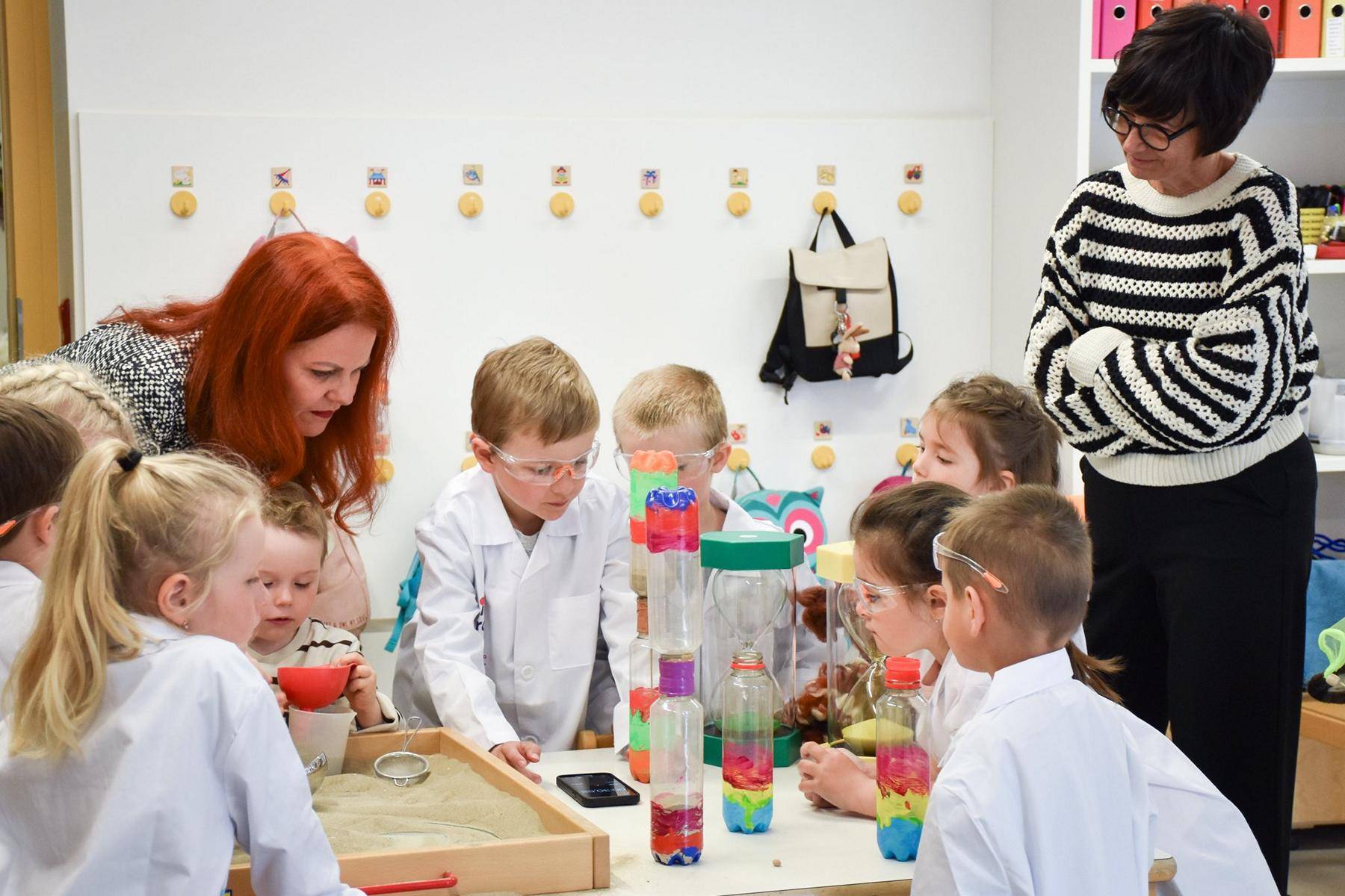 Gemeinsam mit LRin Hagele und Elisabeth Lukasser-Vogl f&uuml;hrten die Kindergartenkinder spannende Versuche durch.
Foto: Land Tirol