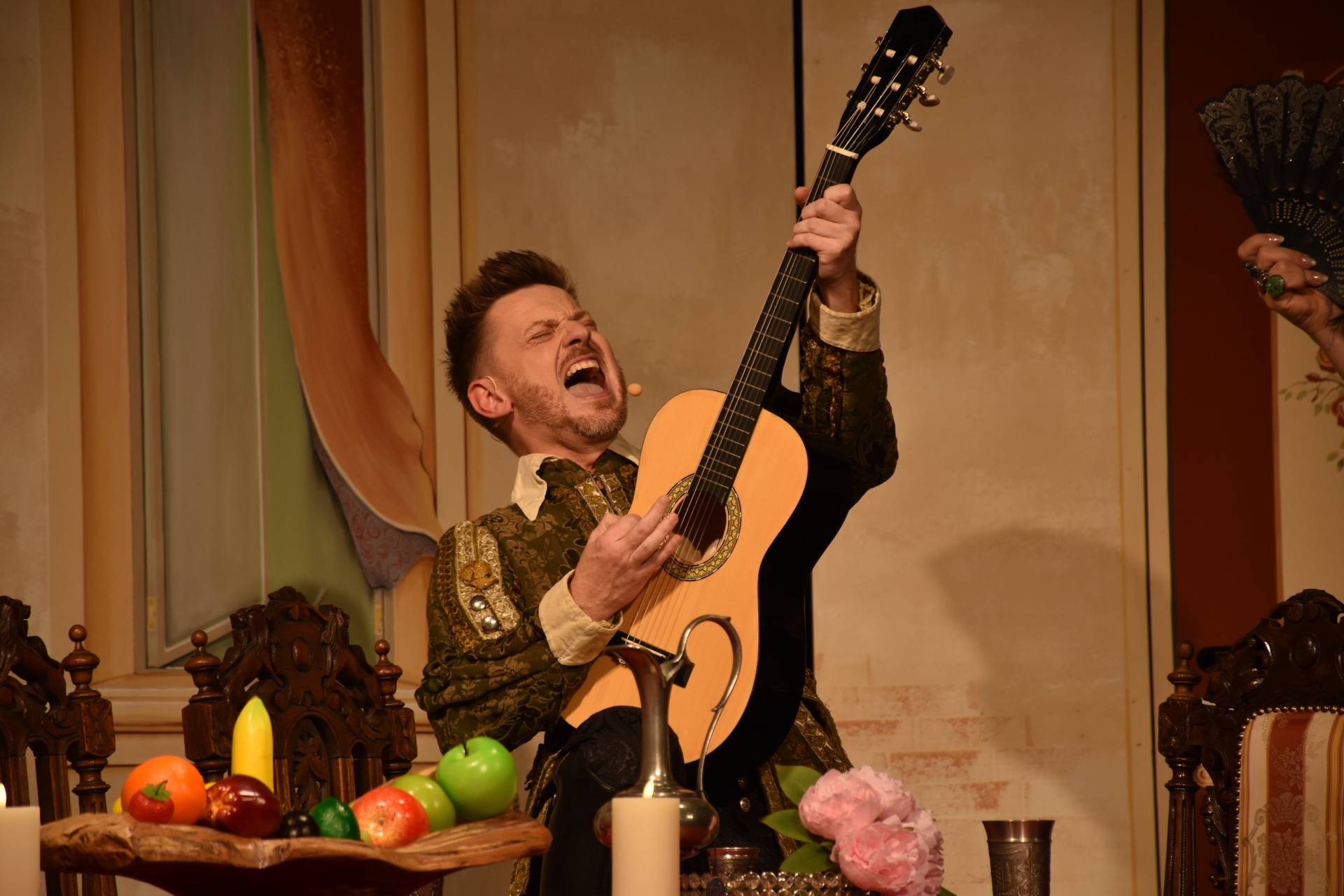 Keine Premiere f&auml;ngt p&uuml;nktlich an. So steckte ein Akteur im Verkehr fest. Obmann Chriss Lind unterhielt das Premierenpublikum einstweilen pr&auml;chtig.