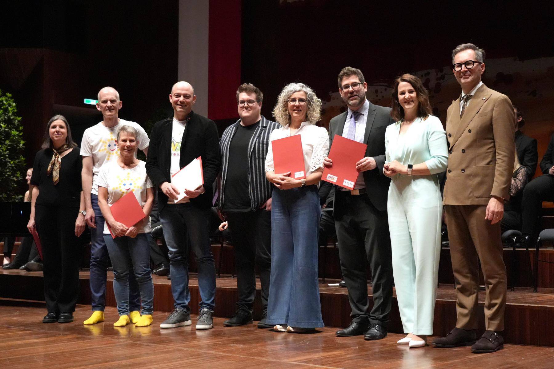 Nominiert f&uuml;r das Bundesfinale wurden (v.l.): das BORG Lienz &bdquo;2times4 7m Klasse&ldquo; (Bezirk Lienz), Leitung: Sabine Senfter, Kinderchor Sonnenschein Steinach (Bezirk Innsbruck-Land), Leitung: Stefan und Isolde Auer, VS Untermieming &bdquo;Dinochor 4. Klasse&ldquo; (Bezirk Imst), Leitung: Andreas Kranebitter, Musikvolksschule Hans Sachs Schwaz &bdquo;Meistersinger 2c Klasse&ldquo; (Bezirk Schwaz), Leitung: Elisabeth Waldauf und Musikgymnasium Innsbruck &bdquo;Cantoholics Kammerchor&ldquo;, Leitung: Thomas Waldner. Foto: Land Tirol/Trenker