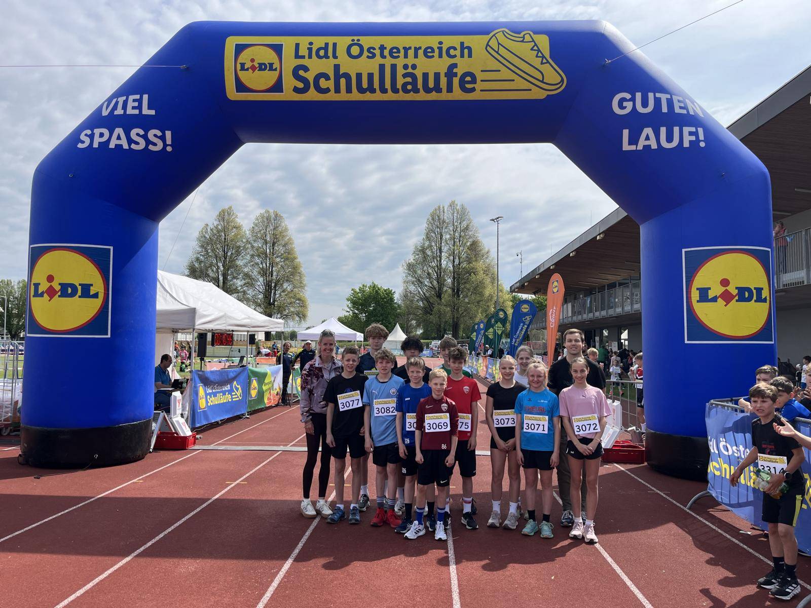 Teilnehmer:innen der Mittelschule auf der Sonnseite mit den Sportlehrpersonen (Sara Tiefenbacher, Manuel Ackerer) Foto_ LZ-N