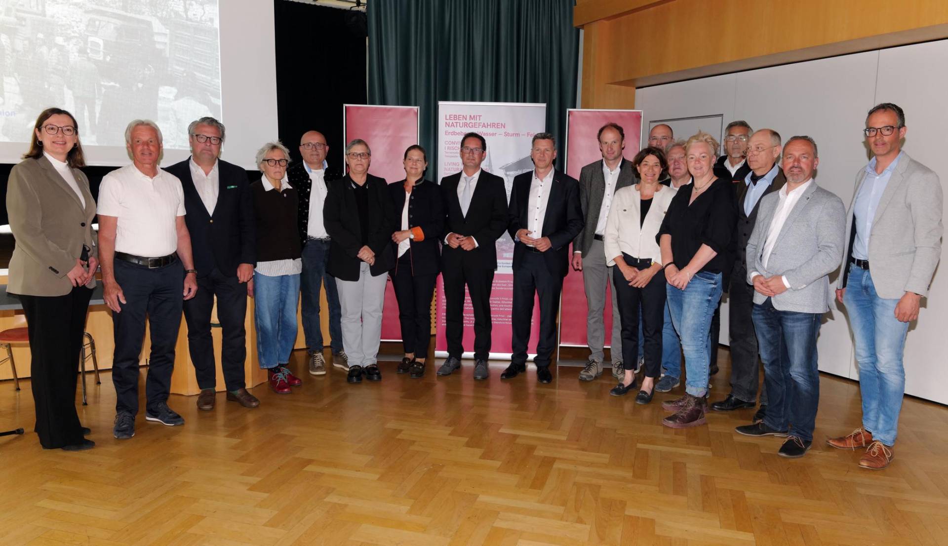 LH Daniel Fellner, Gerlinde Krawanja-Ortner (in wei&szlig;) mit den B&uuml;rgermeistern der Nachbargemeinden.