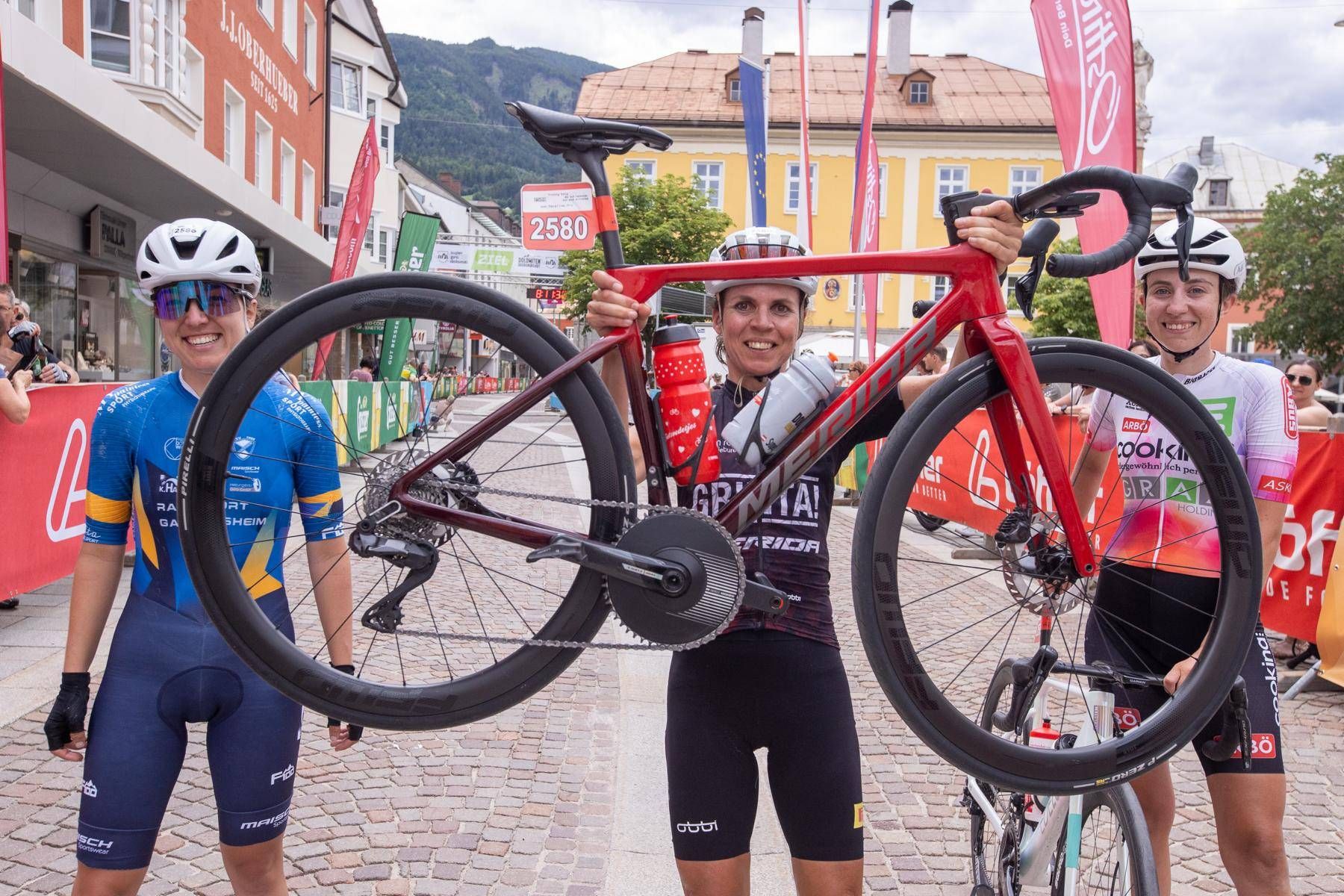 Die Damensiegerinnen SuperGiroDolomiti: Eva Schien (2.), Siegerin Ils van der Moeren (1.), Katharina Machner (3.)