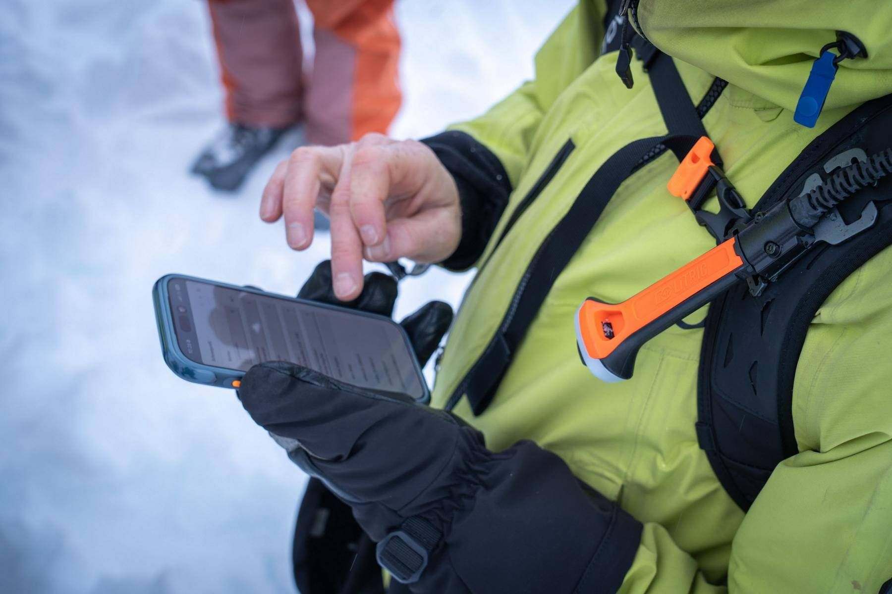 Dank einer neuen App k&ouml;nnen die Lawinenkommissionsmitglieder die Situation einfacher einsch&auml;tzen, direkt vor Ort per Smartphone Beobachtungen eintragen, Beurteilungen erstellen und den Entscheidungstr&auml;gerInnen empfohlene Ma&szlig;nahmen &ndash; etwa Stra&szlig;ensperrungen &ndash; mitteilen.