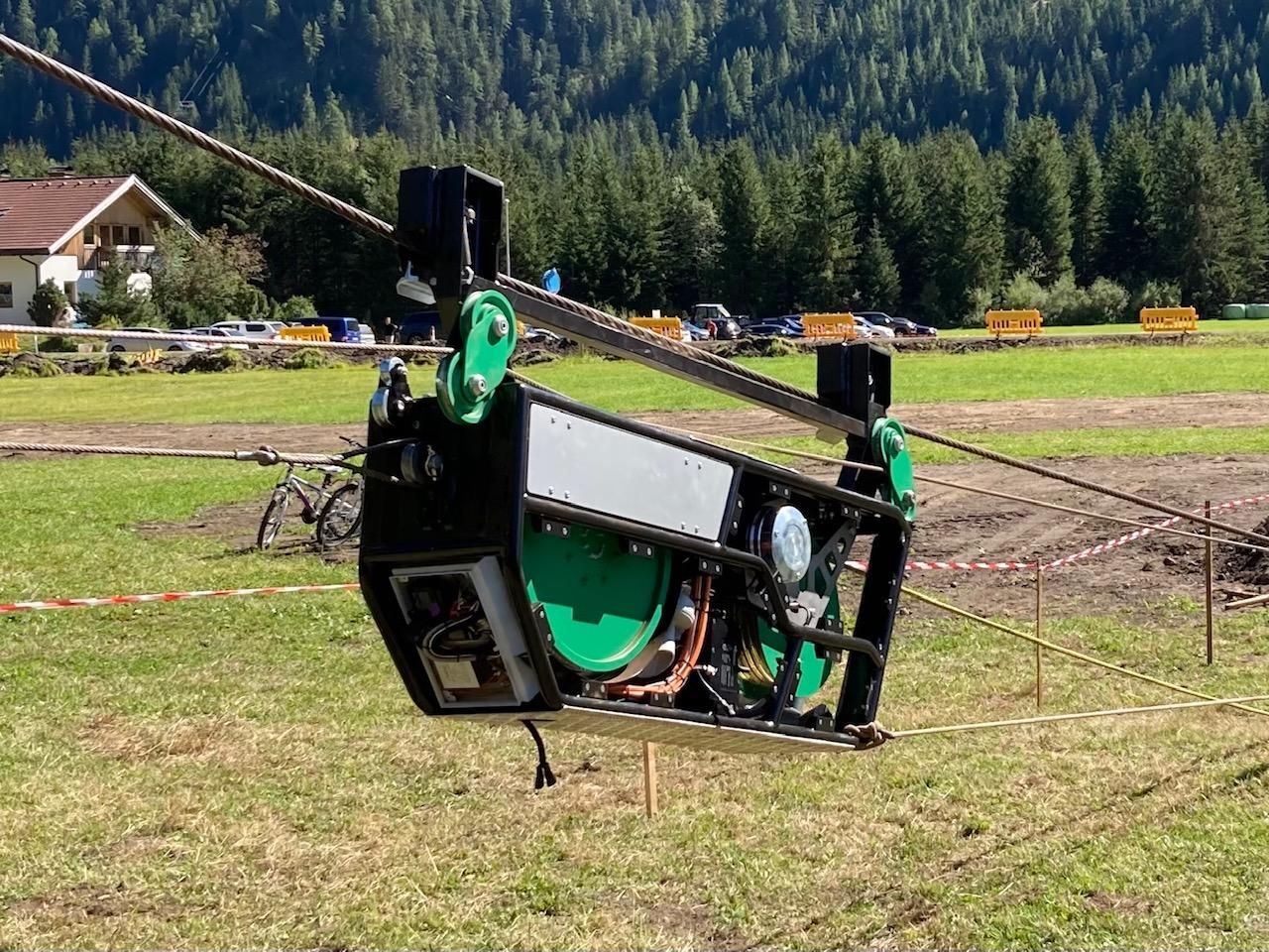 Der neue E-Ladelifter l&auml;dt bei der Talfahrt Strom f&uuml;r den Akku nach, Foto: Stangl