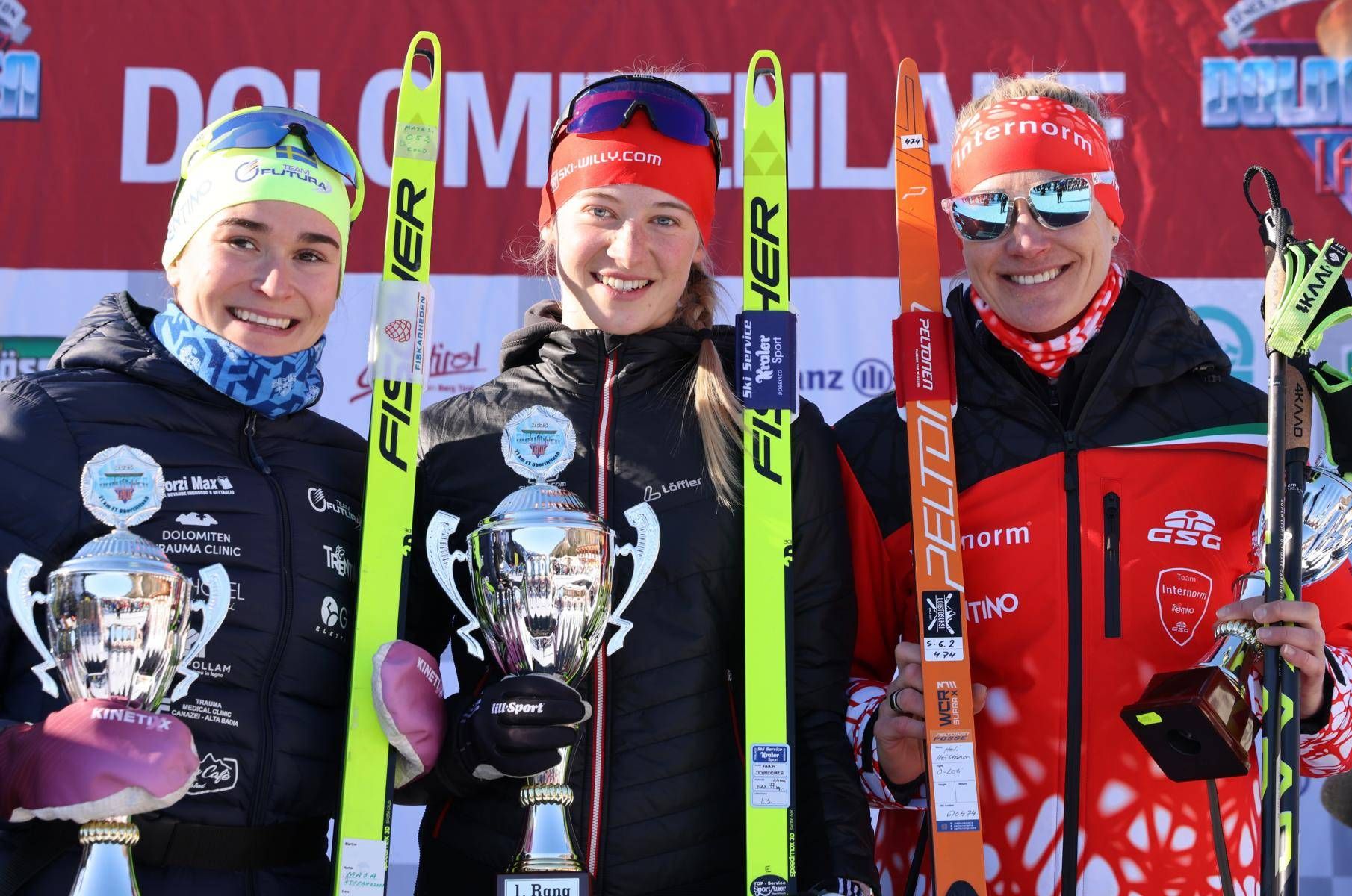 Eva Schmidhofer (mitte) gewinnt das Skating-Rennen &uuml;ber 21 Kilometer. Foto: Expa Pictures