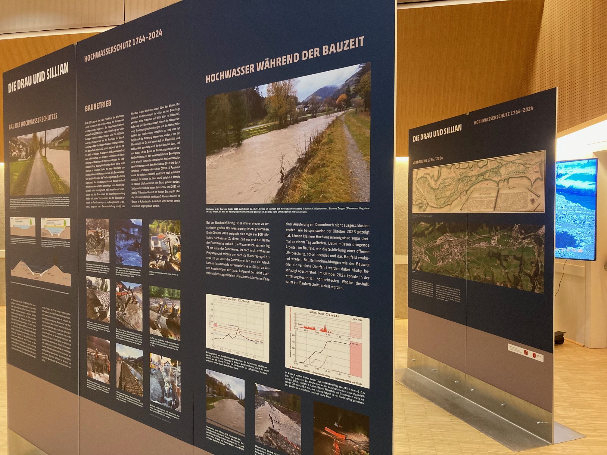 Die Schautafeln informieren auch &uuml;ber das aktuelle Hochwasserschutzprojekt. Foto: Stangl