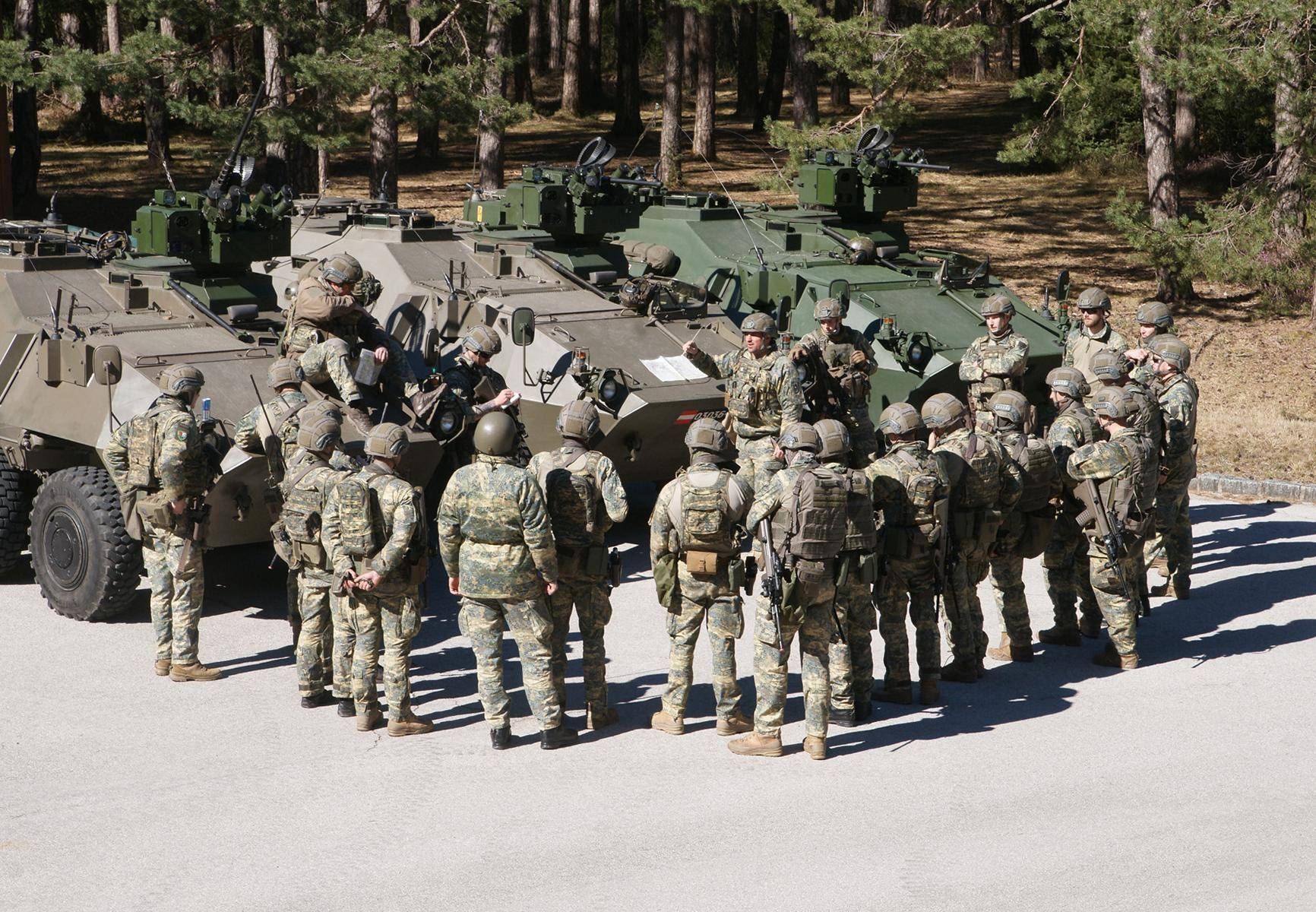 Befehlsausgabe an einen gepanzerten J&auml;gerzug. Foto:KURNIK