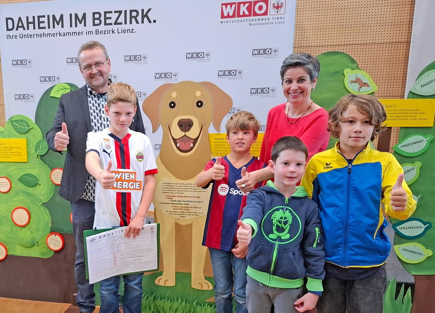 Hannes Pichler (Berufsgruppensprecher Tiroler Zoofachhandel) und Michaela Hysek-Unterweger (Bezirksobfrau Wirtschaftskammer) mit den kleinen Haustier-ExpertInnen. Foto: WK Tirol
