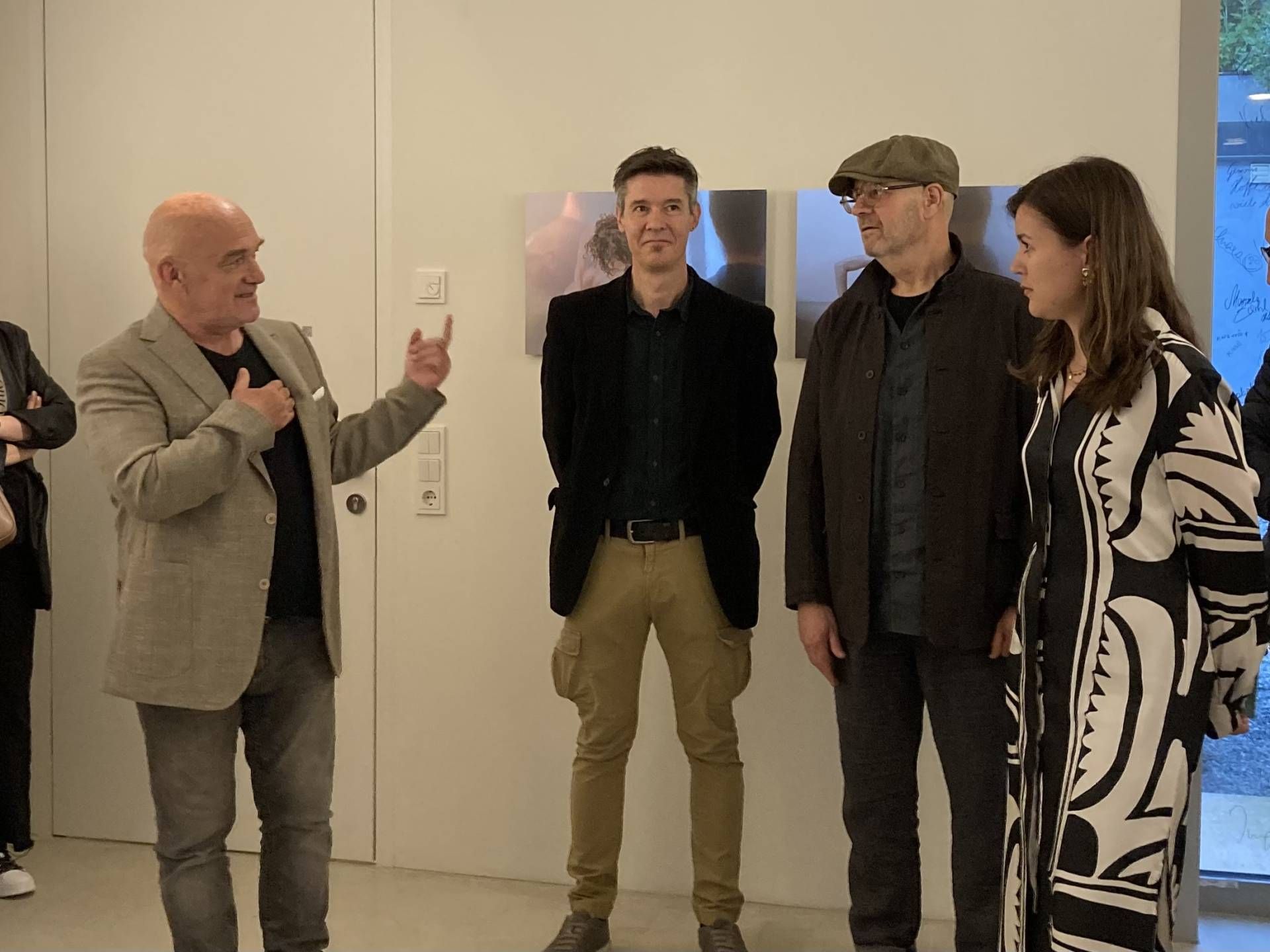 Vernissage: vl. Rudi Ingruber (Leiter Kunstwerkstatt, Markus Moling, Heinz Innerhofer und Kunsthistorikerin Nadja Moling. Foto. Stangl