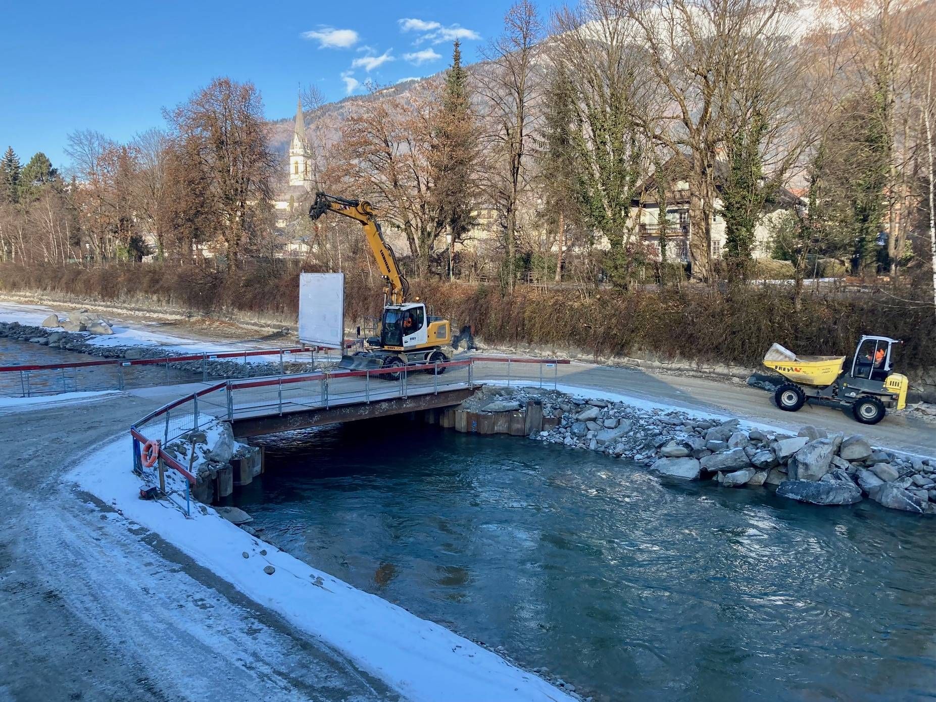 Hochwasserschutzprojekt Isel in Lienz: eine Bausstellenbr&uuml;cken erm&ouml;glicht die Zufahrt zu beiden Uferseiten. Foto: Stangl