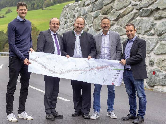 Beim Lokalaugenschein auf der L24 Virgentalstra&szlig;e in Pr&auml;graten (v.l.): Lukas Blaas (Sachgebiet Br&uuml;cken- und Tunnelbau, Land Tirol), LHStv Josef Geisler, B&uuml;rgermeister Gottfried Islitzer, Christian Molzer, Johannes Nemmert (BBA Lienz). Foto: Land Tirol/Brunner
