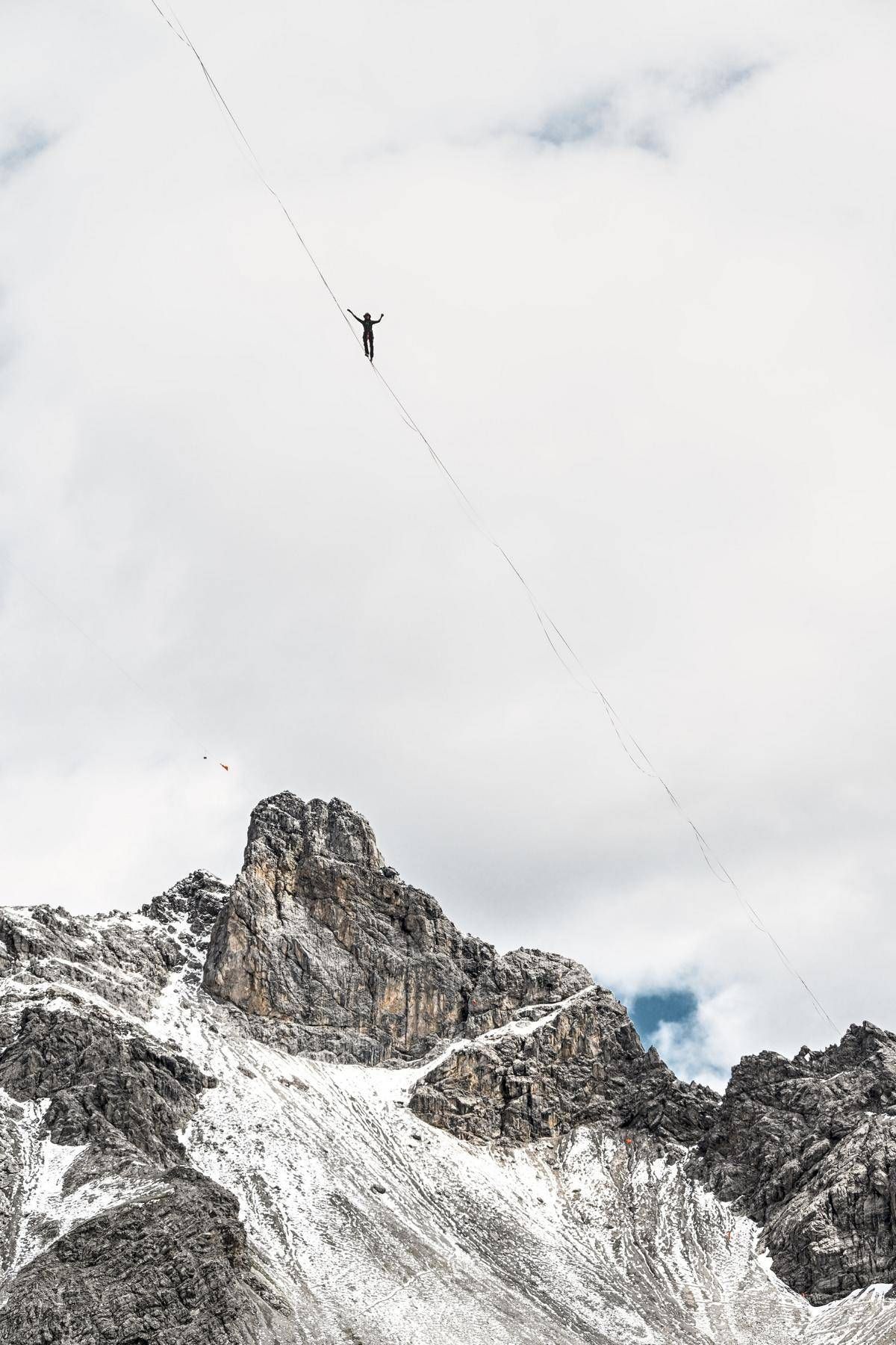 Nach einem Sturm mitten in der Nacht musste die Slackline ein zweites Mal aufgebaut werden. Fotos: Grimm