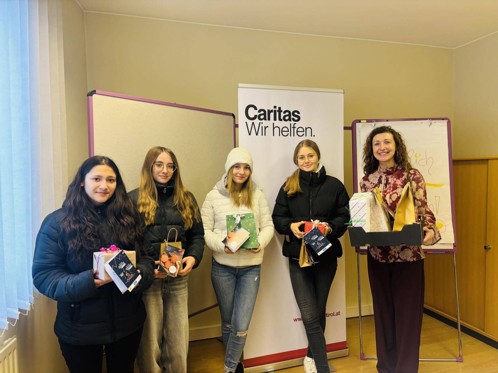Geschenk&uuml;bergabe bei der Caritas&ndash; (vl) : Sch&uuml;lerinnen des ersten Jahrganges der Fachschule f&uuml;r wirtschaftliche Berufe der Dominikanerinnen Lienz, Gertraud Holzer (Bereichsleitung Osttirol & Familienhilfe Lienz) Foto: RegionsManagement Osttirol
