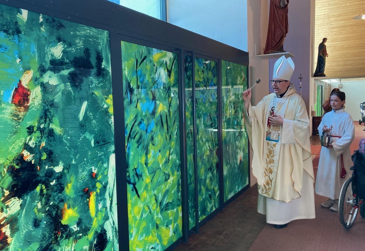Kirchenfenster als Symbol f&uuml;r Erneuerung und Begegnung