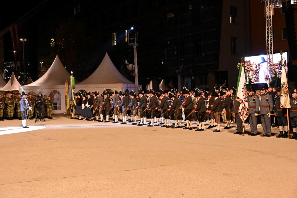 Gro&szlig;er Zapfenstreich mit Teilnehmern aus Anras