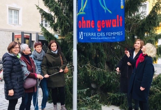 Fahne gegen Gewalt an Frauen und M&auml;dchen in Lienz gehisst