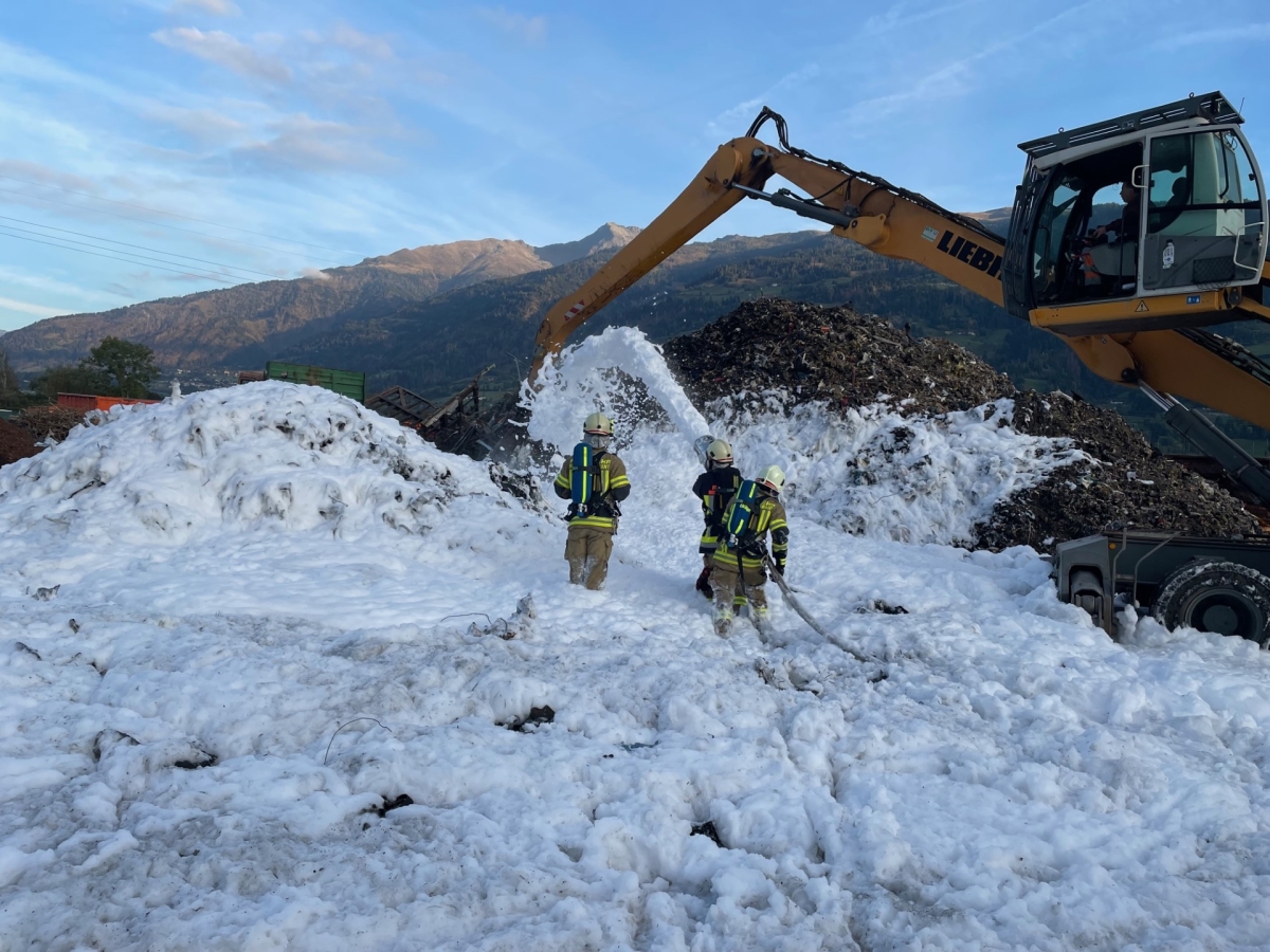 Feuerwehr l&ouml;scht M&uuml;llberg in Nu&szlig;dorf-Debant