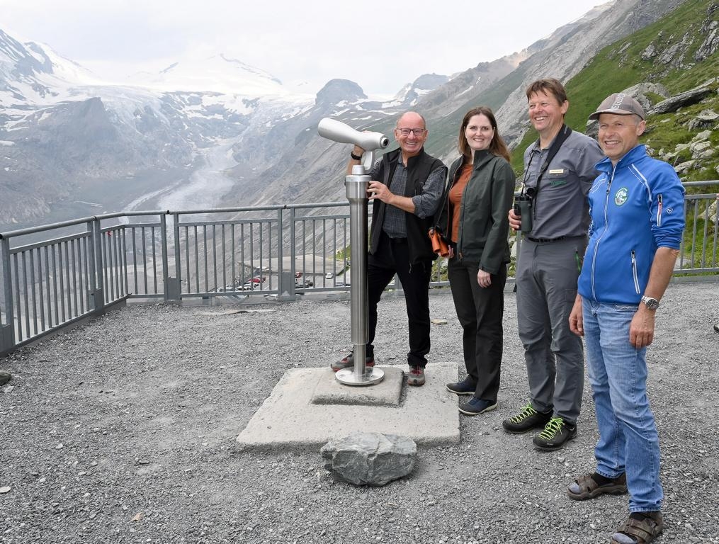 Swarovski spendet Fernrohr f&uuml;r Nationalpark