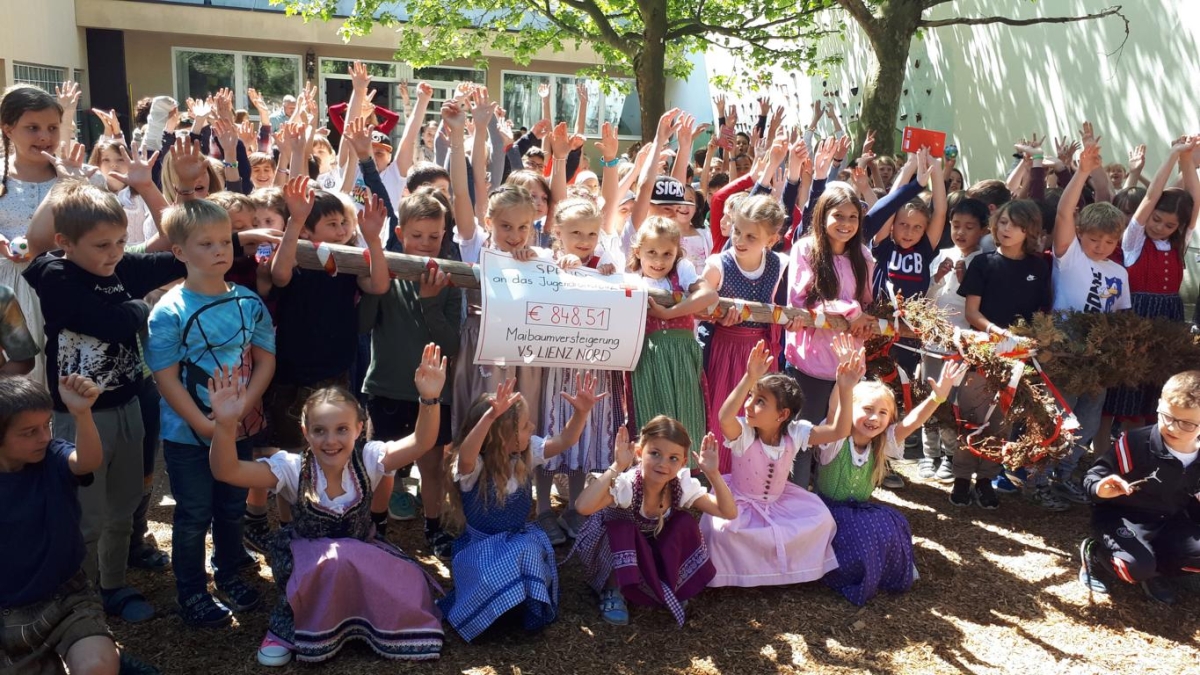 Volkssch&uuml;ler haben Maibaum f&uuml;rs Jugendrotkreuz verlost