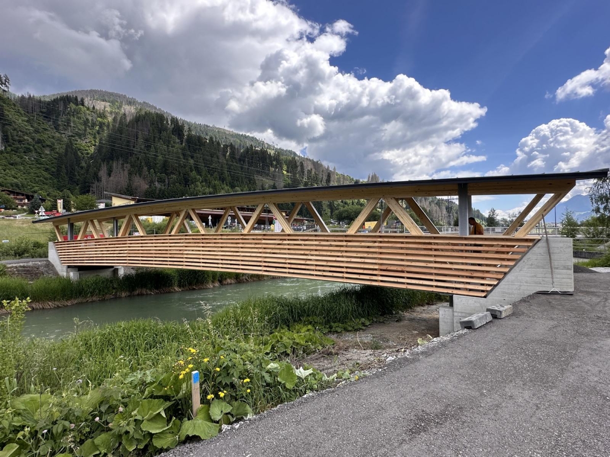 Neue Br&uuml;cke macht Drauradweg in Tassenbach sicherer