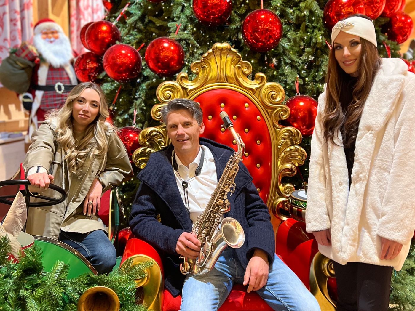 Judith Lisa Bogusch (l.) und Sara K&ouml;ll alias Sara de Blue mit Wolfram Dullnig von &bdquo;Saxolution&ldquo;.