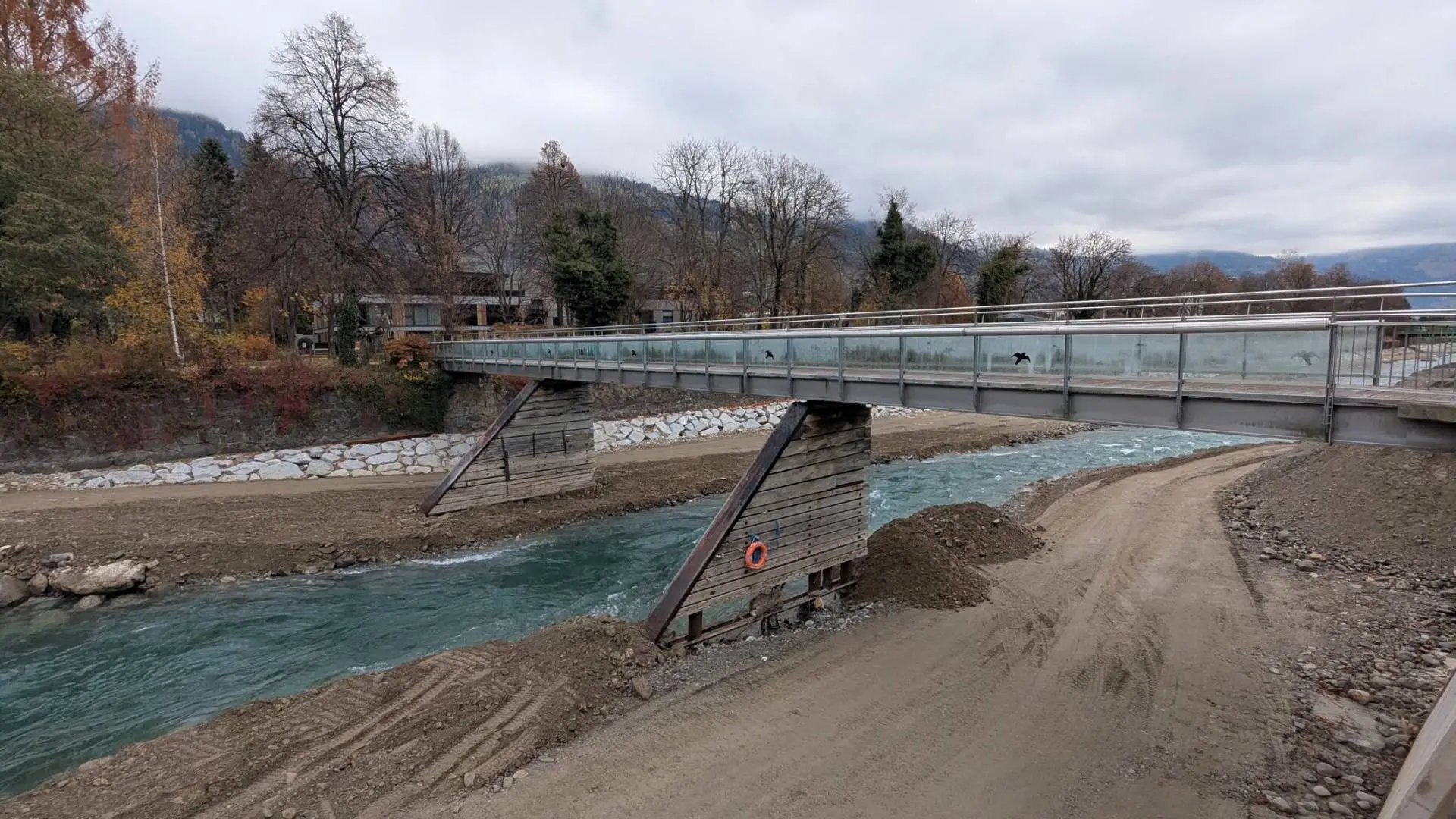 Die schmalen Pfeiler müssen entfernt werden, der neue Steg kommt ohne Pfeiler aus. Foto: Knorr