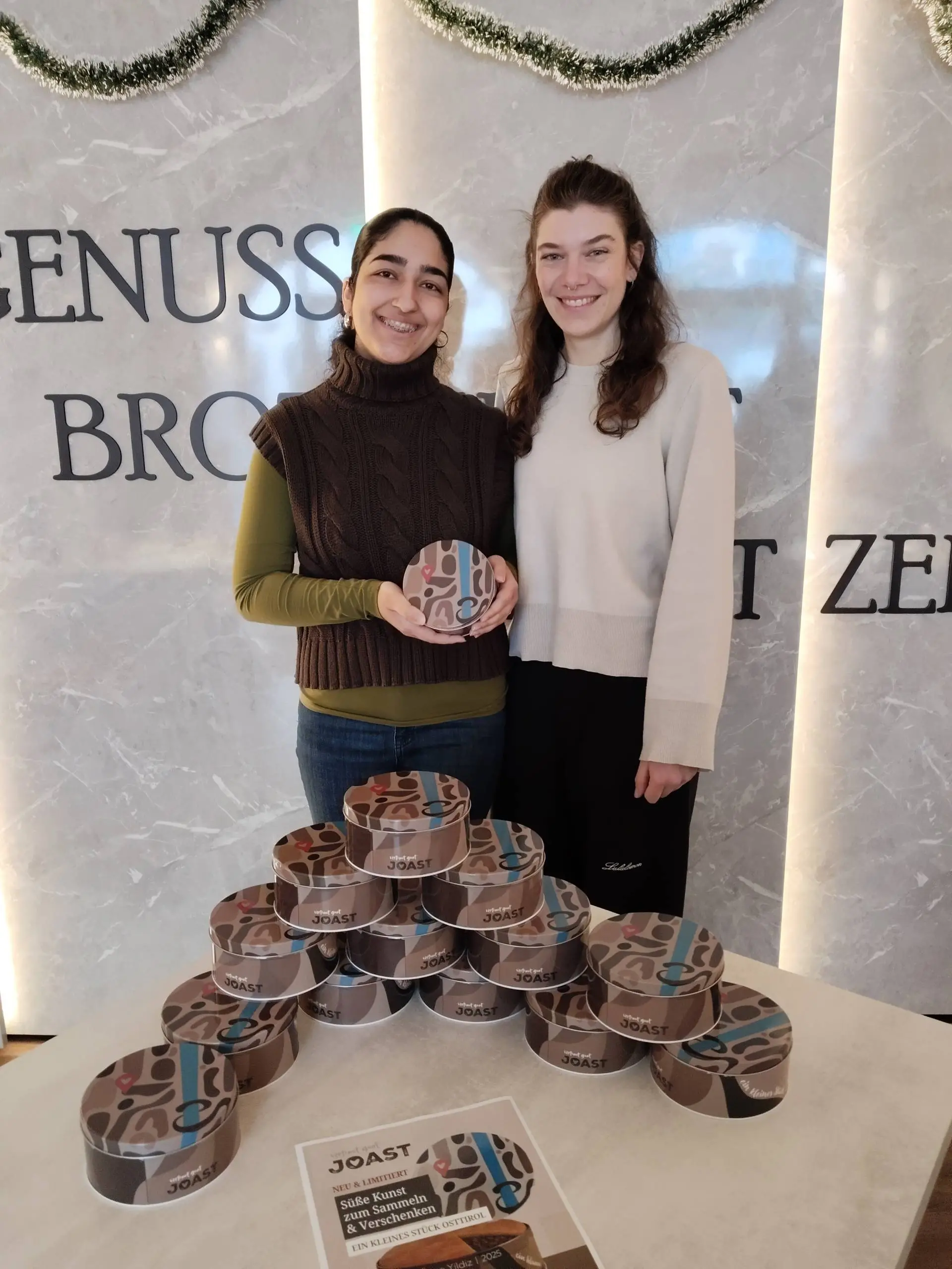 Das Design stellt die Lienzer Innenstadt abstrakt dar. Gekennzeichnet ist die Joast-Filiale am Johannesplatz. Foto: Magdalena Pircher