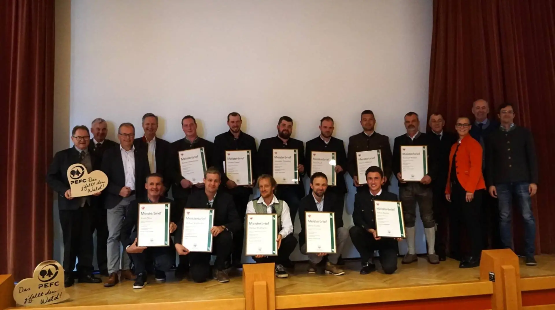 Bei der 27. Vollversammlung wurden die Meisterbriefe an 15 frischgebackene Forstwirtschaftsmeister verliehen. Foto: Pircher