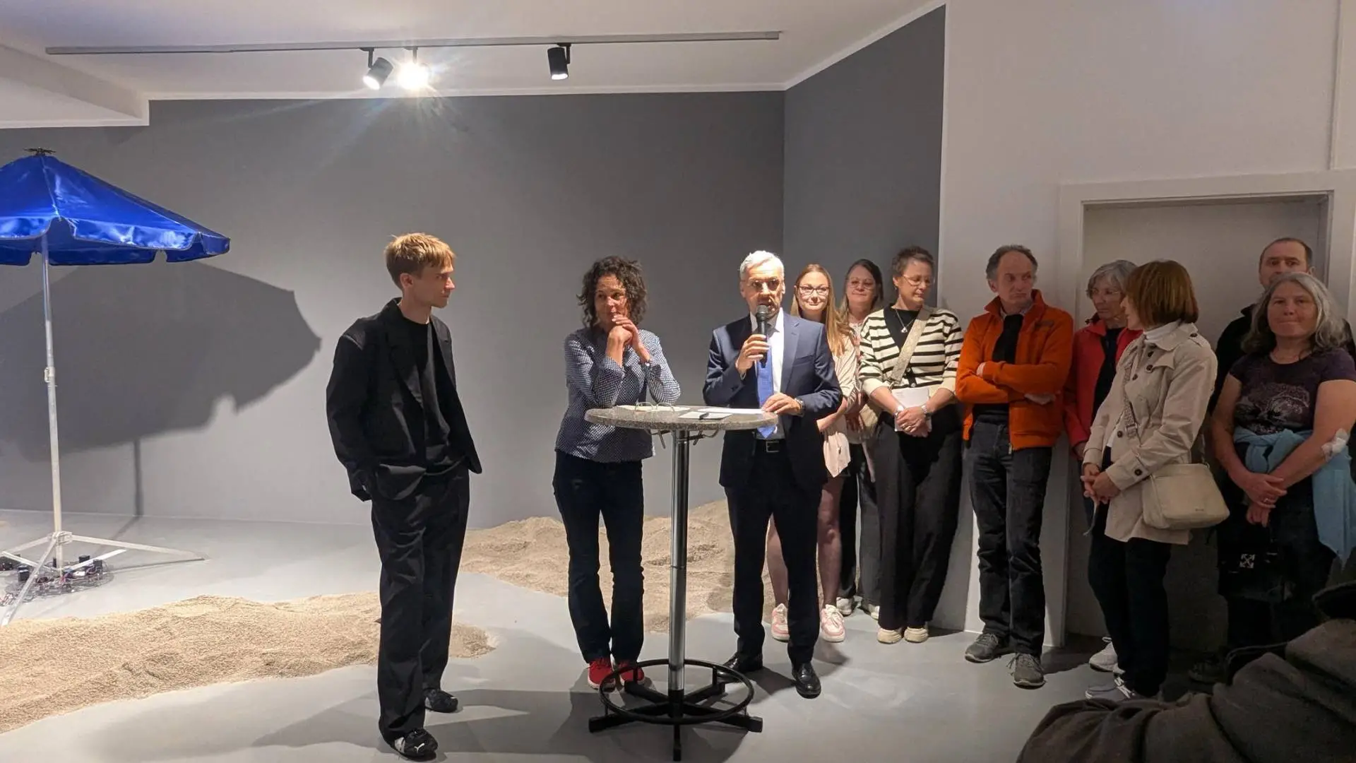 vl. Künstler Daniel Leiter, Kuratorin Silvia Höller und Karl Brunner (RLB Direktor Lienz) und Gäste