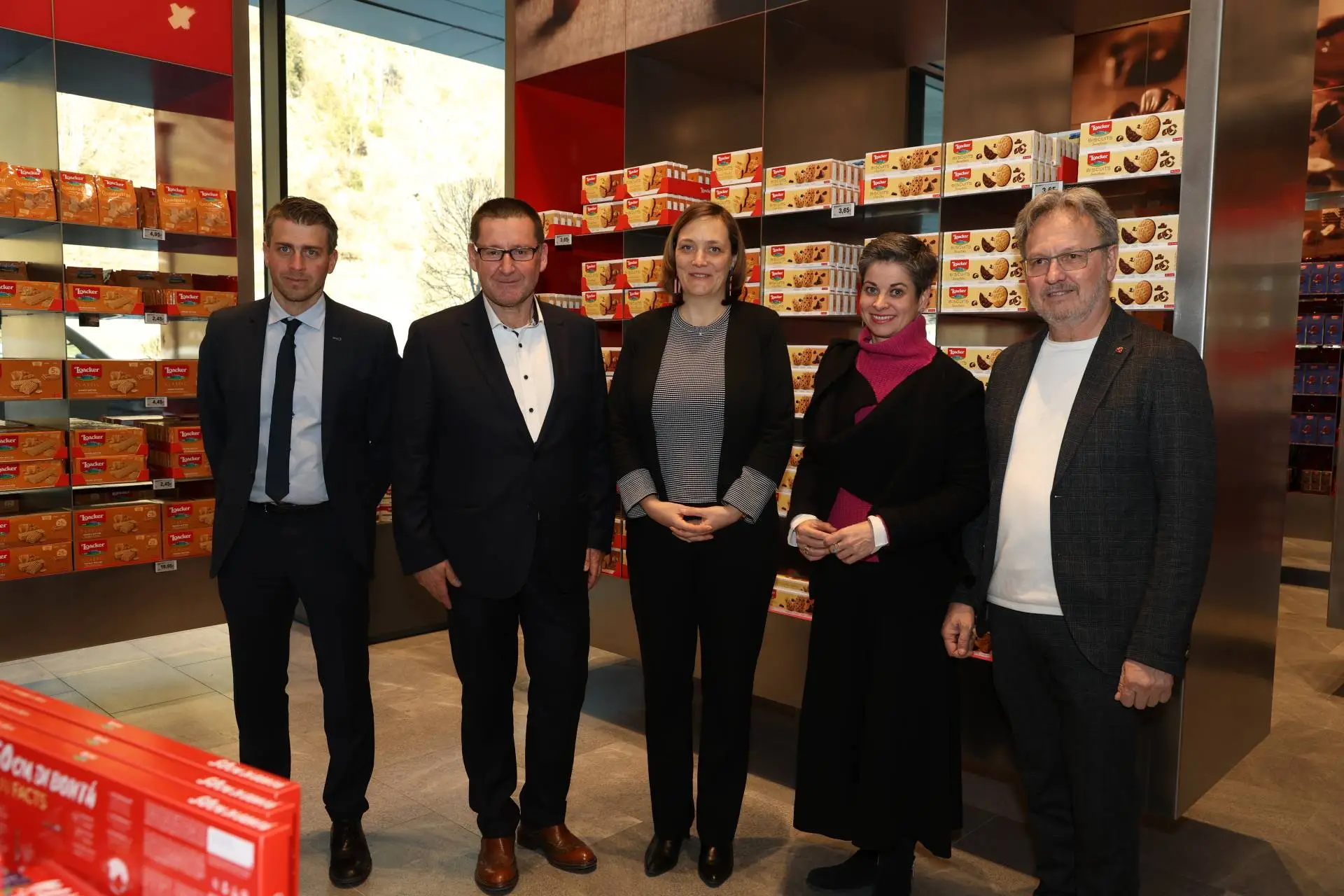 Alexander Eisath, Geschäftsführung Loacker Café Heinfels, Ulrich Zuenelli, Verwaltungsratspräsident der Loacker AG, Tinneke Gies, Geschäftsführung der A. Loacker Konfekt GmbH Heinfels, Michaela Hysek-Unterweger, Obfrau Wirtschaftskammer Lienz, Georg Hofmann, Bürgermeister Heinfels.