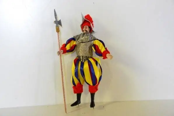 Die liebevoll gestalteten Krippenfiguren erhielten neue Gewänder.