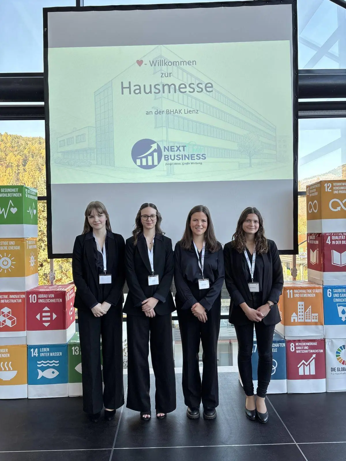 vlnr: Julia Kraler, Anja Hechenblaikner, Michelle Jank, Katharina Schett alle HAK 5a Bild: Hannes Gailer