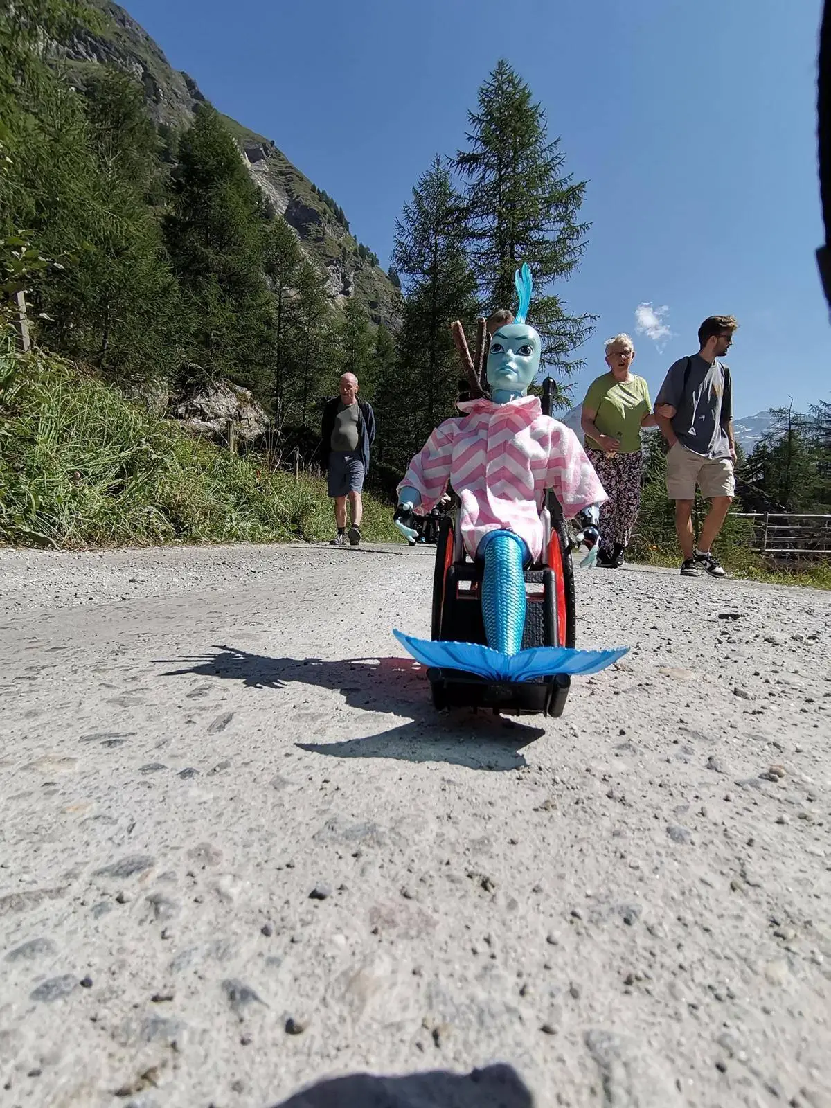 Auch die Kunstfiguren von Elena Reisinger begleiteten die Gruppe. Foto: Elena Reisinger/Kunstwerkstatt Lebenshilfe Lienz