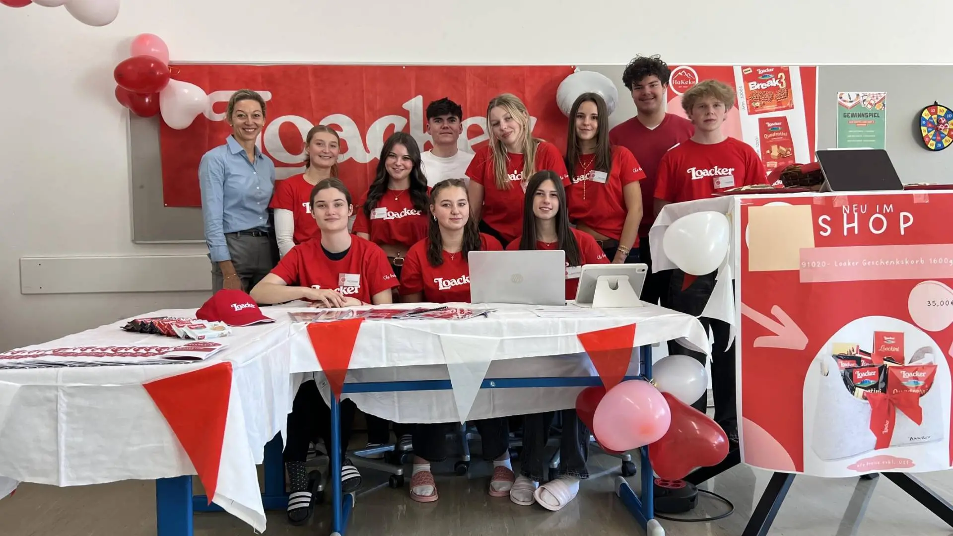 Prof. Carmen Singer-Ymeri mit "ihrem Team"