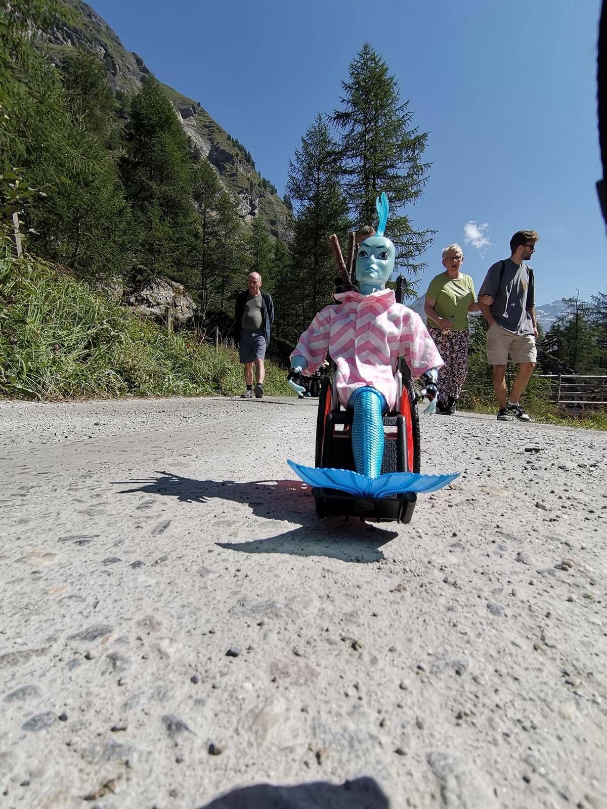 Auch die Kunstfiguren von Elena Reisinger begleiteten die Gruppe. Foto: Elena Reisinger/Kunstwerkstatt Lebenshilfe Lienz