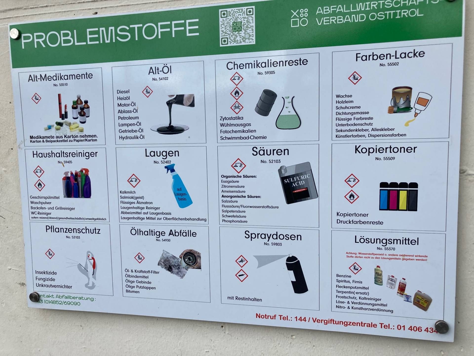 Im Zweifelsfall nachfragen: die MitarbeiterInnen in den Recyclingh&ouml;fen helfen bei der Entsorgung von Problemstoffen. Foto: Stangl