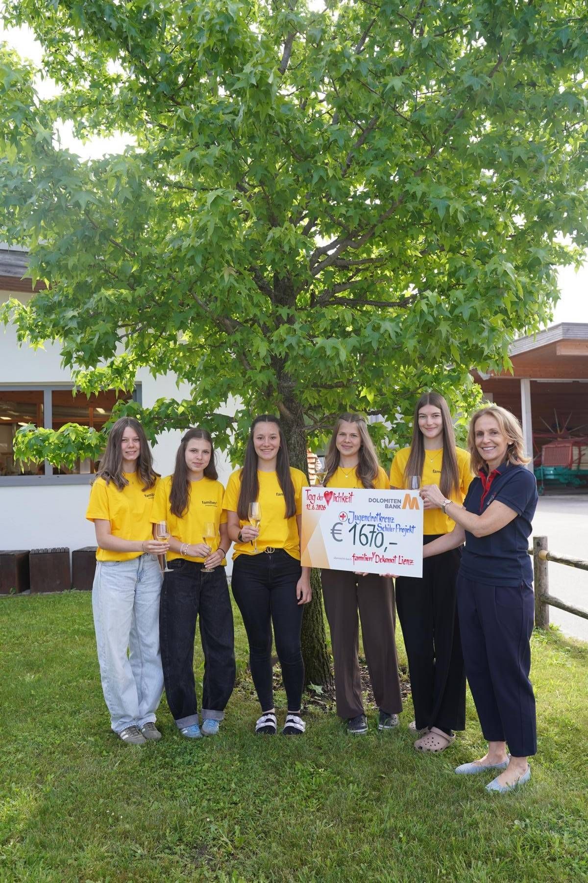 vlnr.: Leonie Niederm&uuml;ller, Marie Thaler, Pia Obernosterer, Johanna Mattersberger, Lorena Resinger, Maria B&uuml;rgler (Jugendrotkreuz-Leiterin Osttirol)