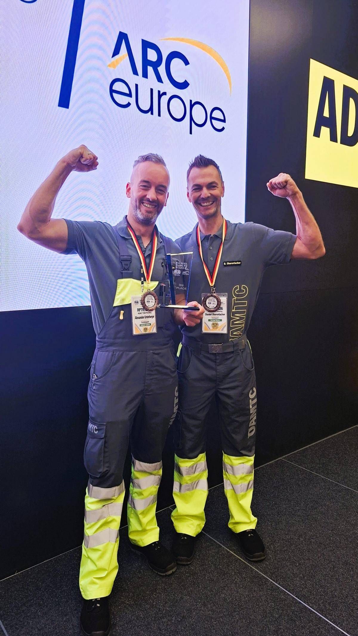 Unterberger und Obererlacher bei der Siegerehrung in Penzing/Bayern. Foto: &Ouml;AMTC