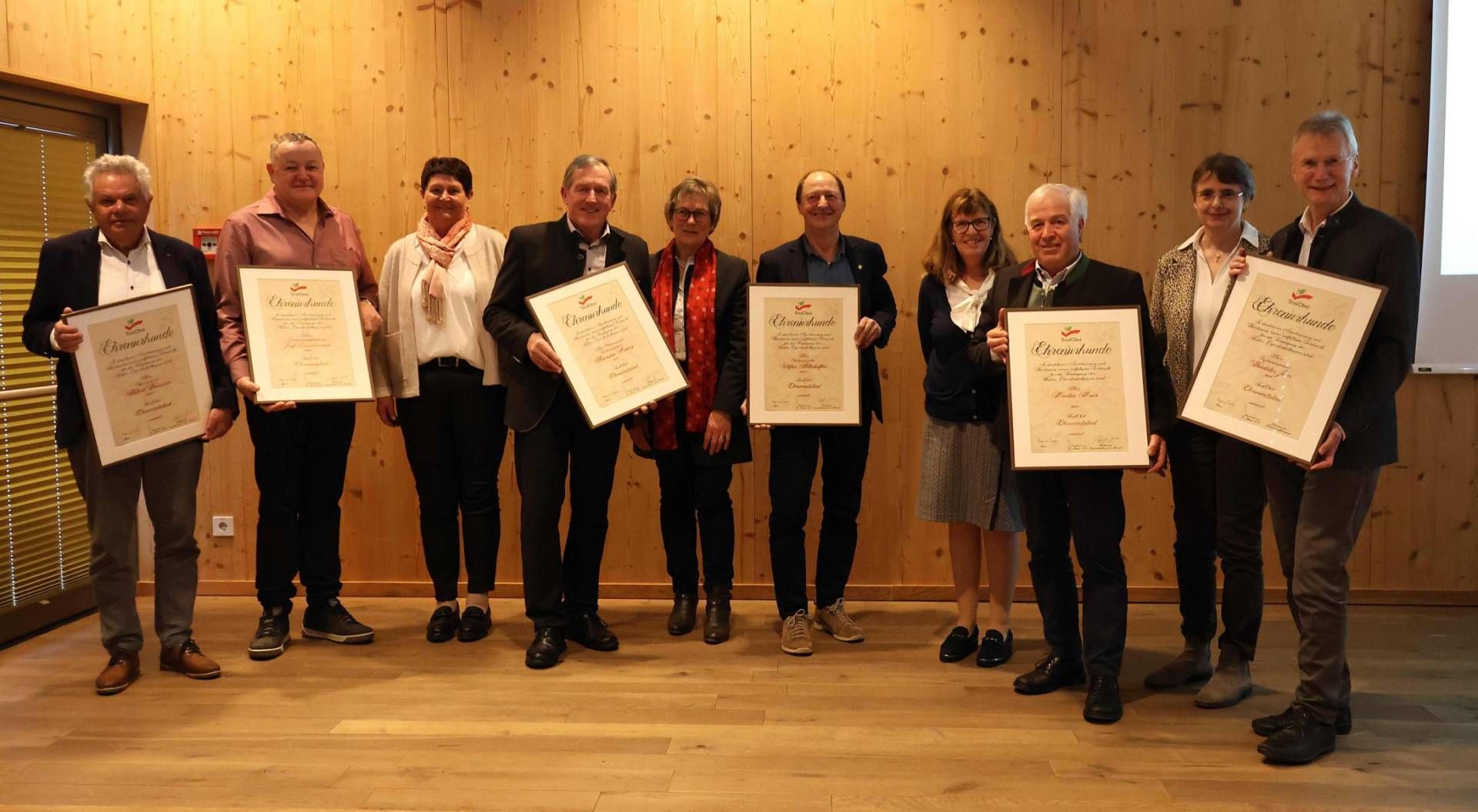 Feierlichen H&ouml;hepunkt bildete die Ehrung verdienter Vorstandsmitglieder: Den TirolObst-Gr&uuml;ndungsmitgliedern Hermann Kuenz, Stefan Northdurfter, Martin Mair, Hubert Wammes, Josef Zimmermann und Wendelin Juen wurde die Ehrenmitgliedschaft verliehen. Foto: B&ouml;ck