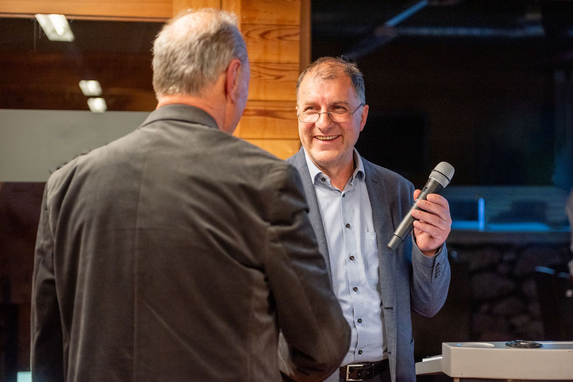 B&uuml;rgermeister Raimund Steiner &uuml;bergibt den Ehrenring der Marktgemeinde Matrei an Ehrenobmann Seppl Ganzer   Foto: iDM Matrei