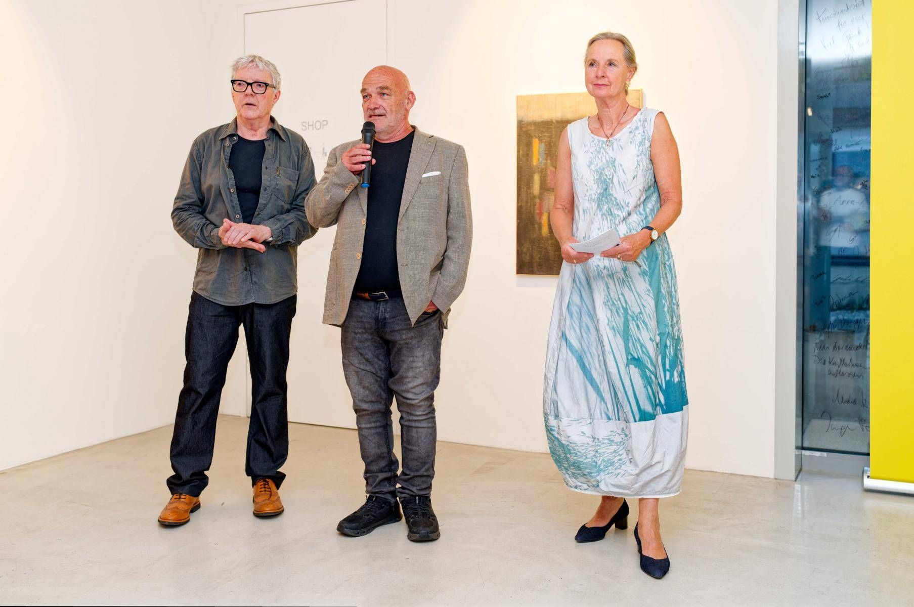 Bei der Vernissage: Lois Salcher, Kunstwerkstatt-Leiter Rudi Ingruber und Christine Brugger (Pr&auml;sidentin Lebenshilfe Tirol). Foto: Niederwieser